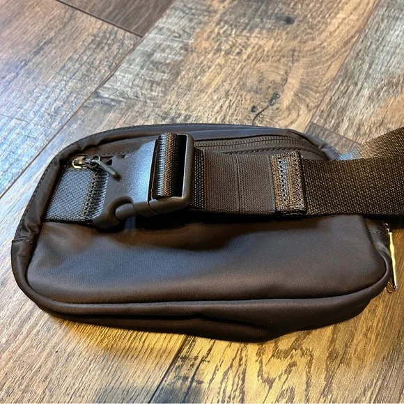 ~*~ Lululemon Athletica Walnut Crunch Gold 1L Belt Bag ~*~ - Picture 4 of 4